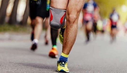 runners wearing knee sleeves